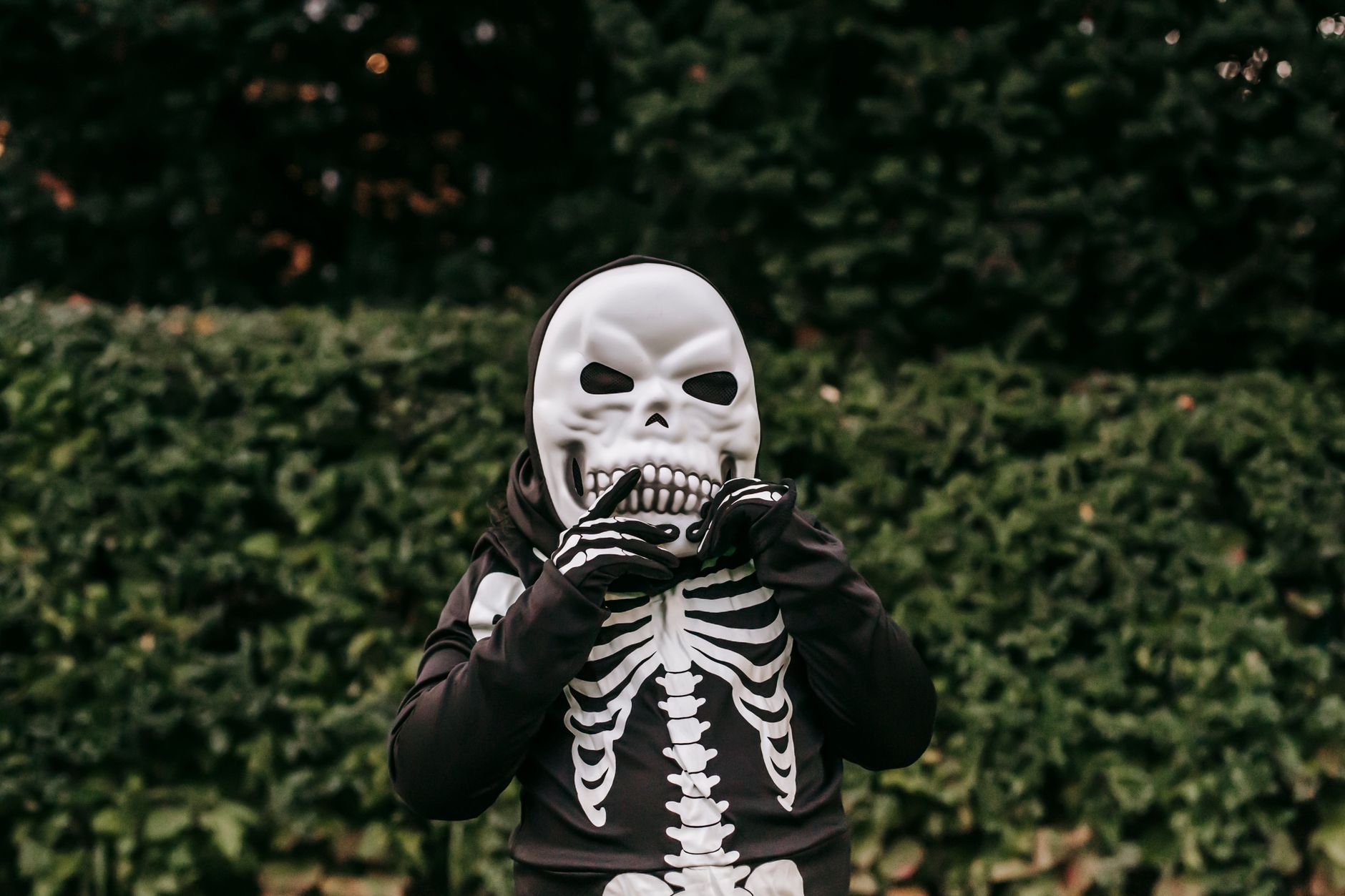 Enfant en déguisement Halloween avec motif squelette imprimé sur le vêtement