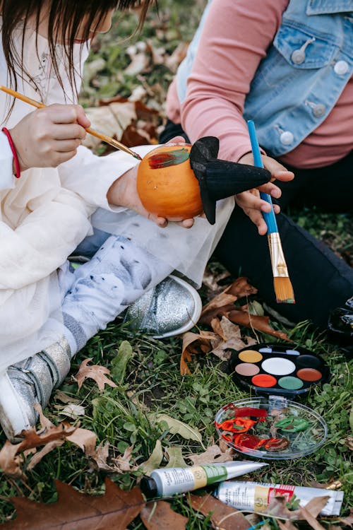 Persoon In Witte Broek En Blauwe Handschoenen Met Oranje En Zwarte Stok