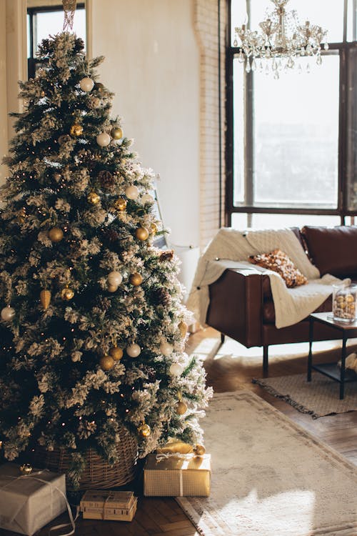 Christmas Tree With White and Gold Xmas Balls · Free Stock Photo