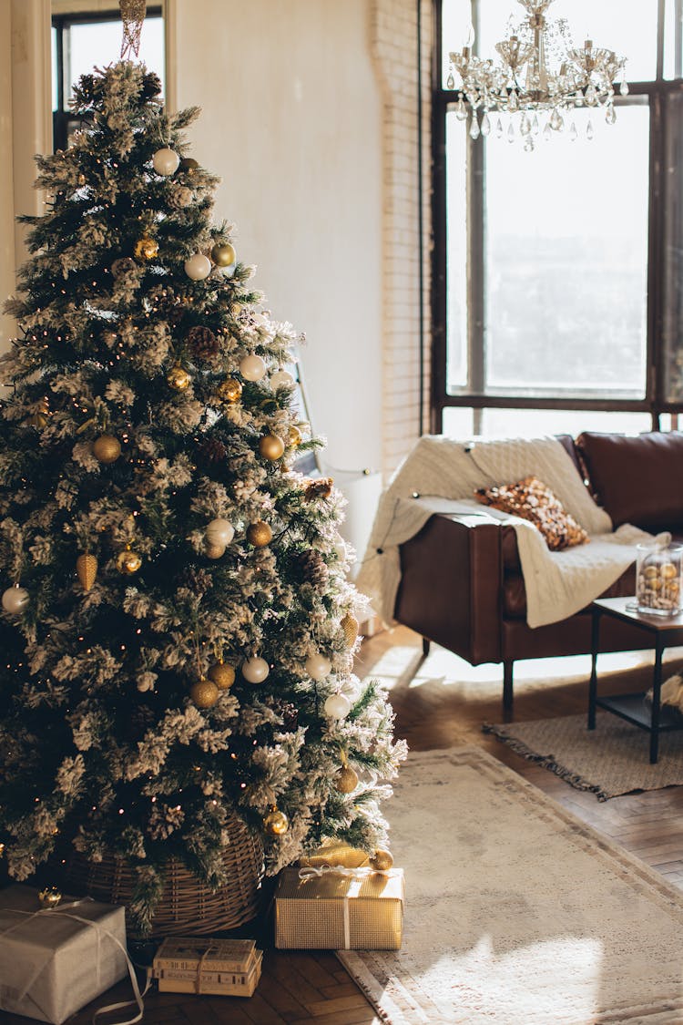 Christmas Tree With White And Gold Xmas Balls