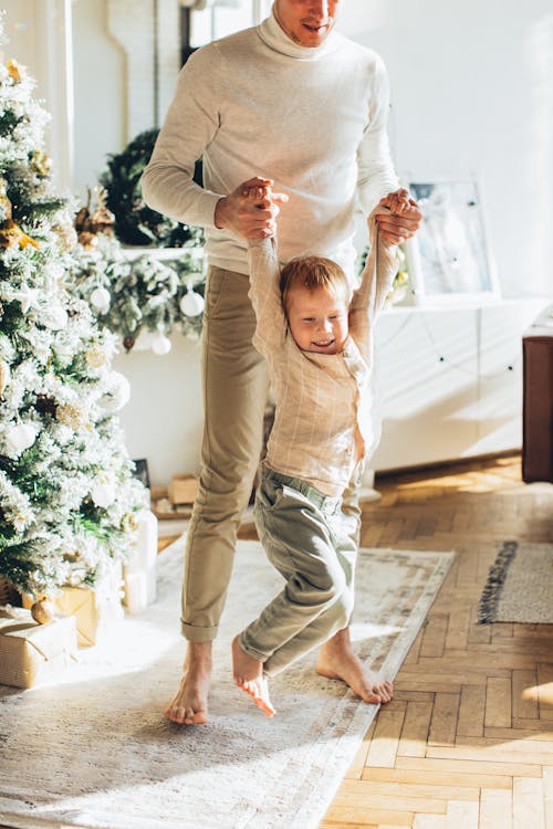 Immagine gratuita di atmosfera natalizia, bambino, famiglia a casa