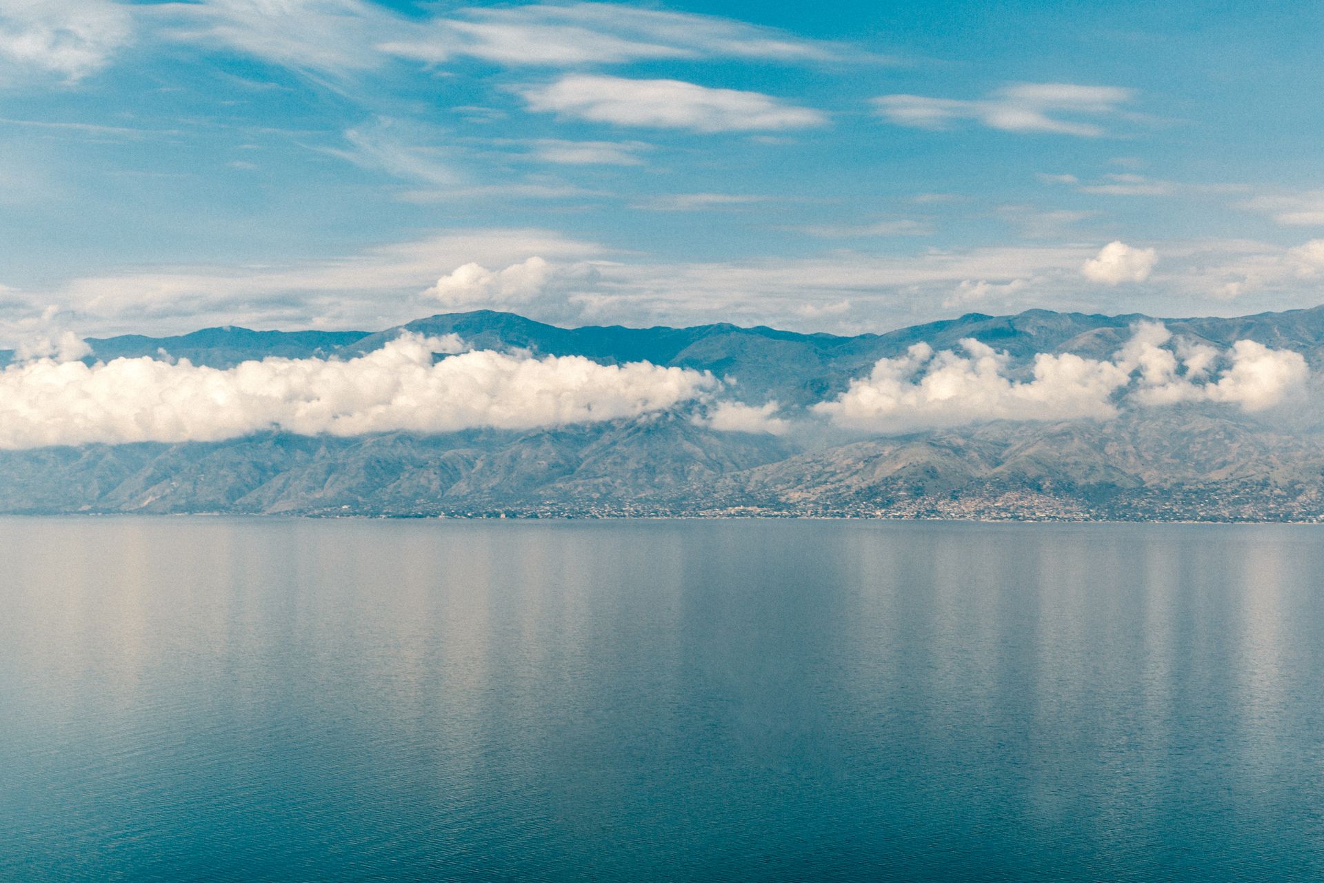 Vista aérea de la orilla del lago Tanganica.