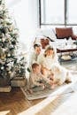 圣诞节的早晨，一家人在室内享受着圣诞树、礼物和宠物带来的温馨