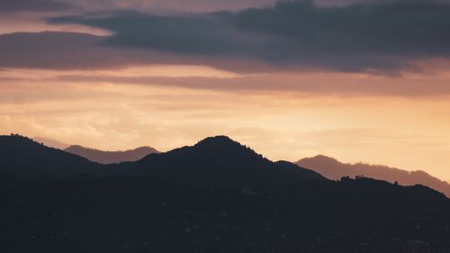 Free Peaceful mountain landscape with a dramatic sky at sunset, capturing nature's beauty. Stock Photo