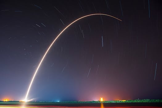 在繁星夜空下，火箭发射的惊人镜头留下了生动的轨迹