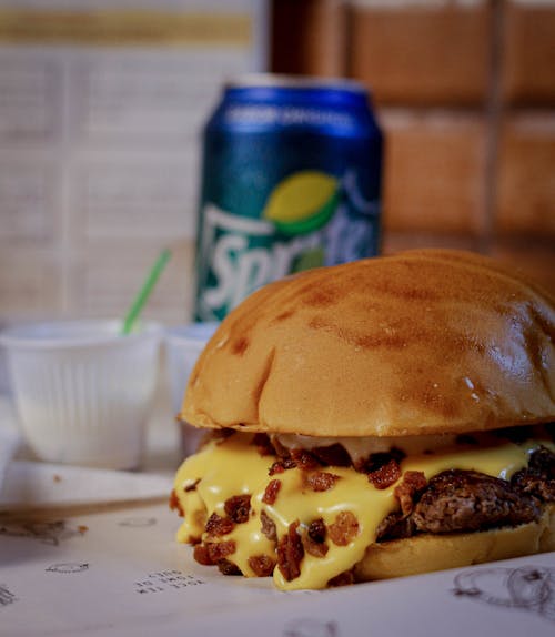 grátis Foto profissional grátis de alimento, cheeseburger, comida rápida Foto profissional