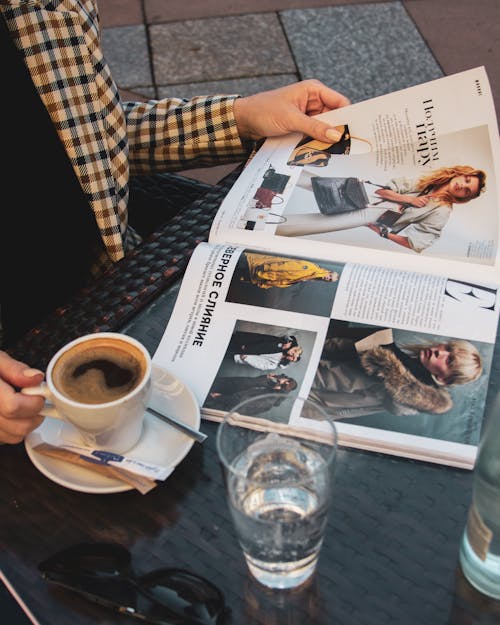 Gratis arkivbilde med blad, drikke, hånd