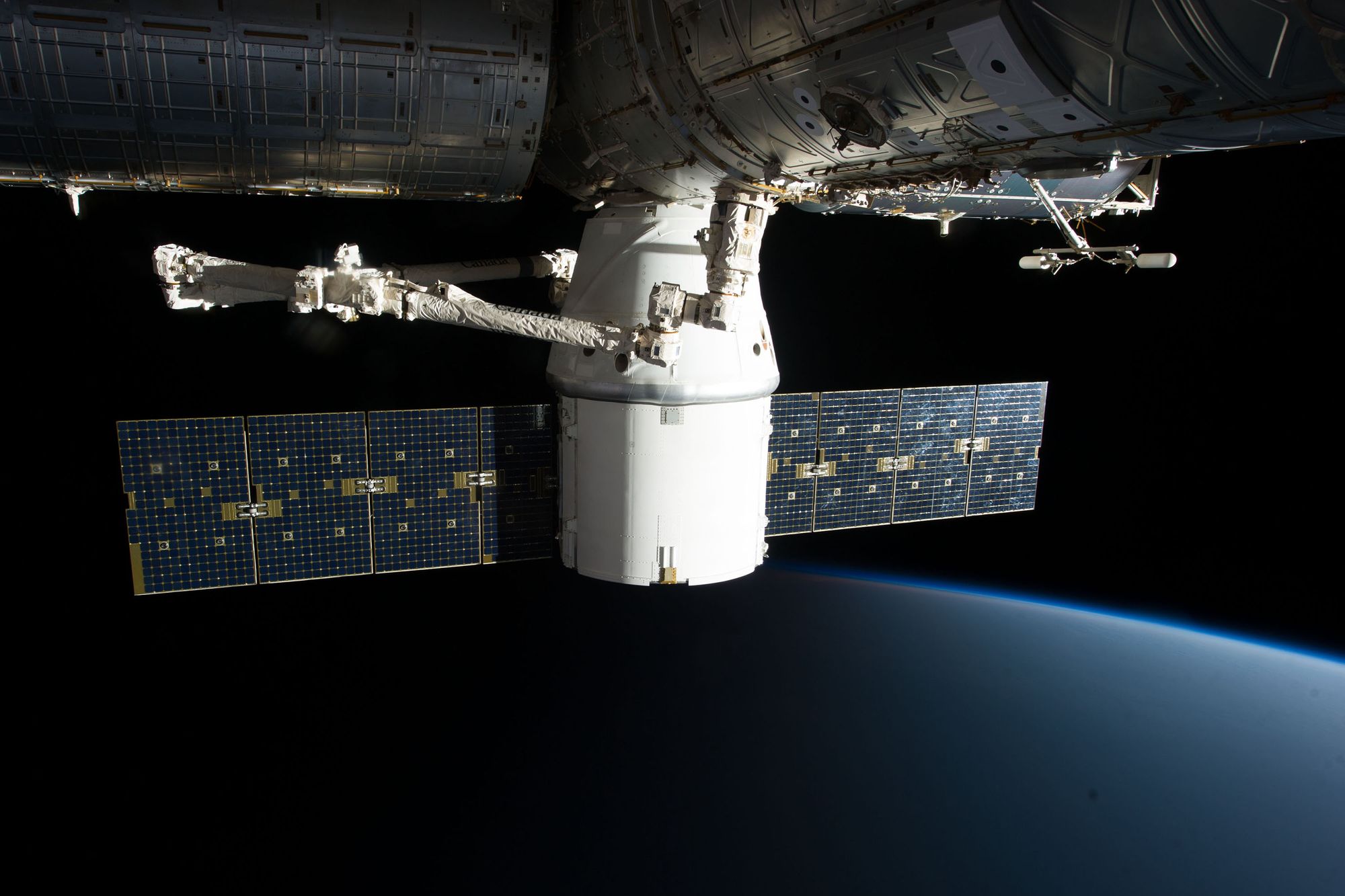 Vista exterior de un módulo de acoplamiento de una estación espacial en órbita sobre la Tierra