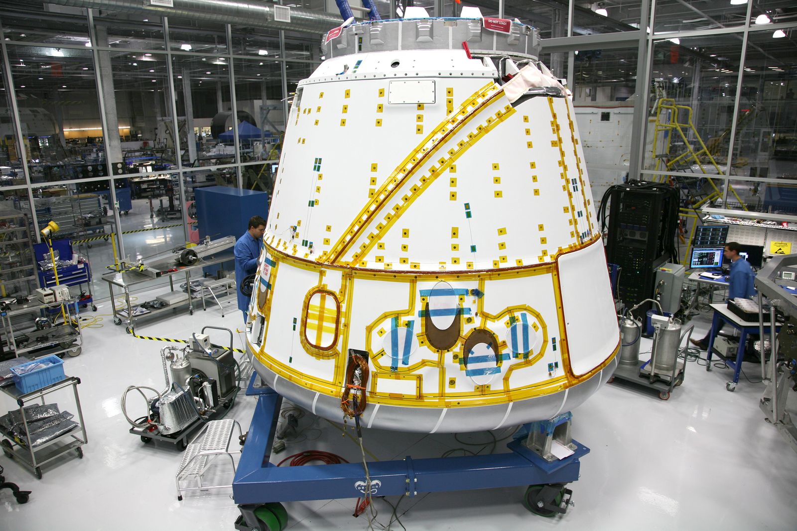 Tecnico esamina i componenti della struttura di un veicolo spaziale
