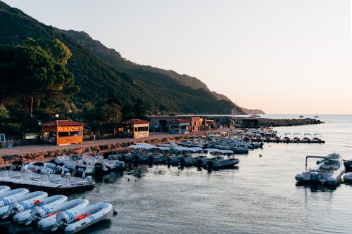 deniz araçları, iskele, Liman içeren Ücretsiz stok fotoğraf