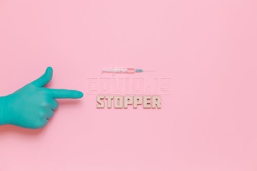 Free Teks Stopper Covid 19 Dengan Latar Belakang Merah Muda Stock Photo