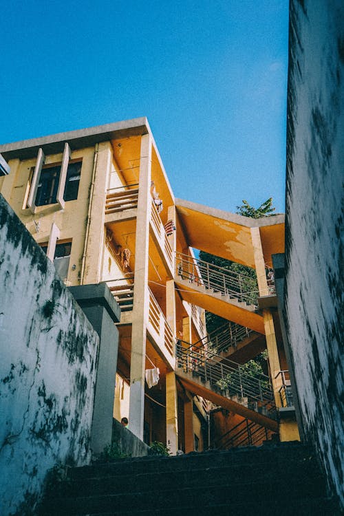 Fotos de stock gratuitas de cielo azul, edificio, escaleras