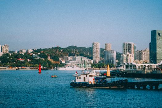 这座充满活力的沿海城市，风景秀丽，拥有现代化的摩天大楼和繁华的港口
