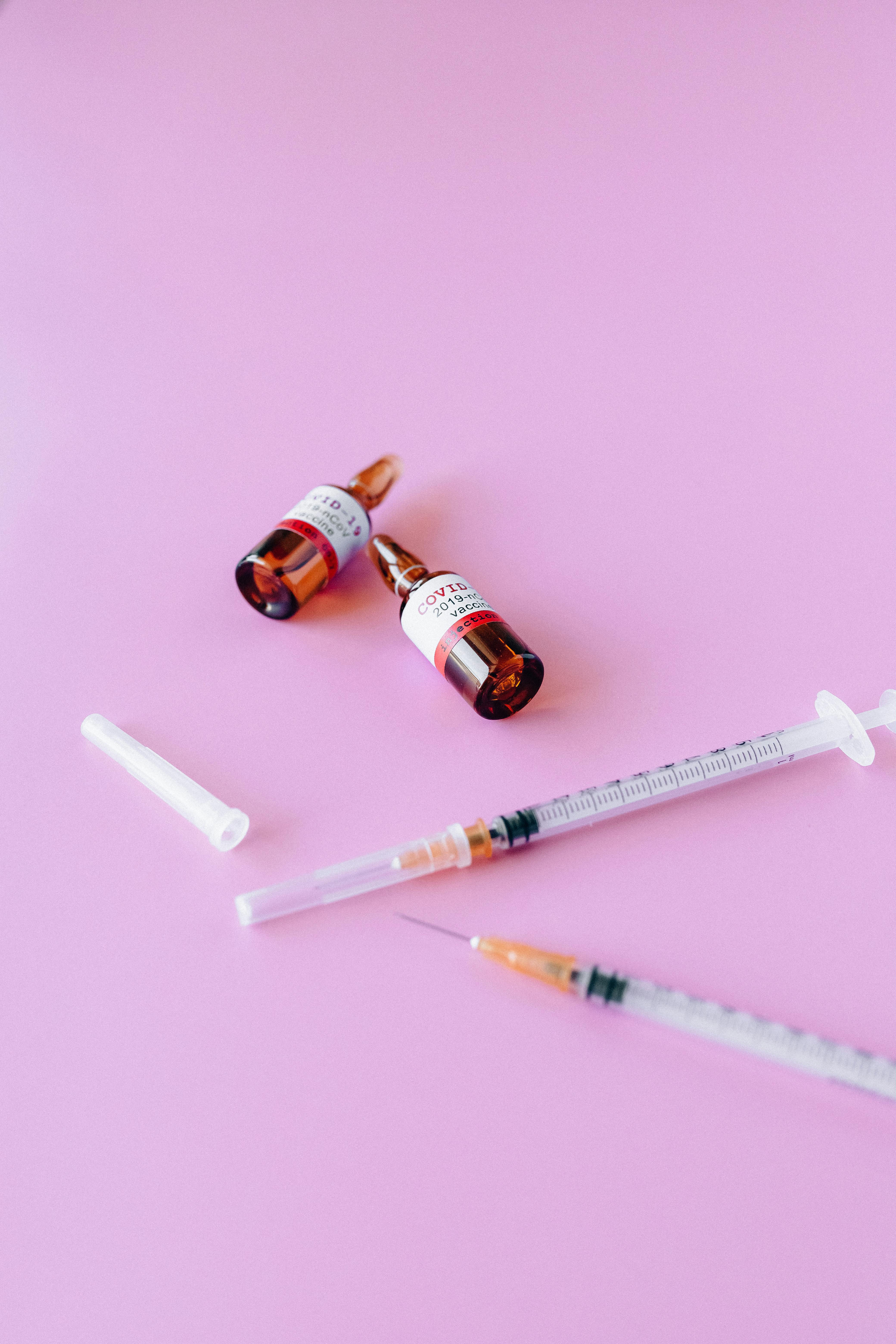 2019 n cov vaccine and syringes