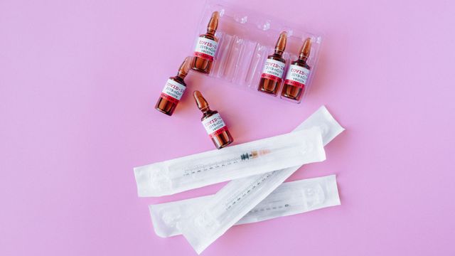 Mãos com luvas profissionais segurando seringa e ampola estéril em consultório de estética avançada em Jundiaí.