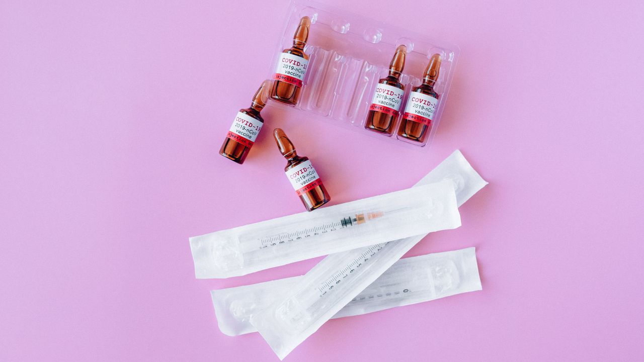 Mãos com luvas profissionais segurando seringa e ampola estéril em consultório de estética avançada em Jundiaí.