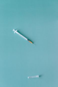 医用注射器青色表面的特写，象征着医疗保健和疫苗接种
