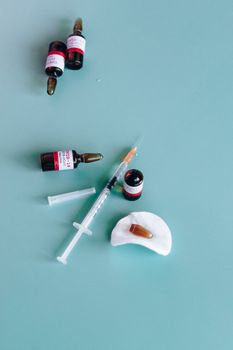 为满足医疗保健主题，请在蓝色表面上收集医用注射器和液体瓶