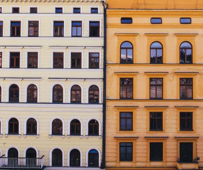 城市建筑充满活力、对比鲜明的外观，展现了经典的建筑风格