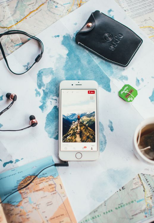 Threads Affiliate Marketing mit Smartphone und messbarem Link zum Blog