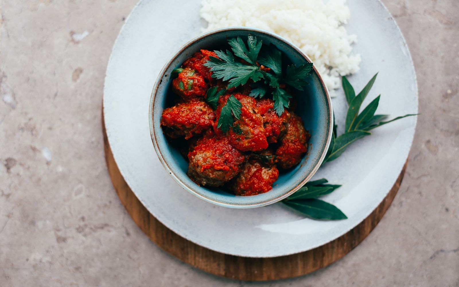 Foto de Almôndegas turcas ao molho de tomate com arroz de aletria