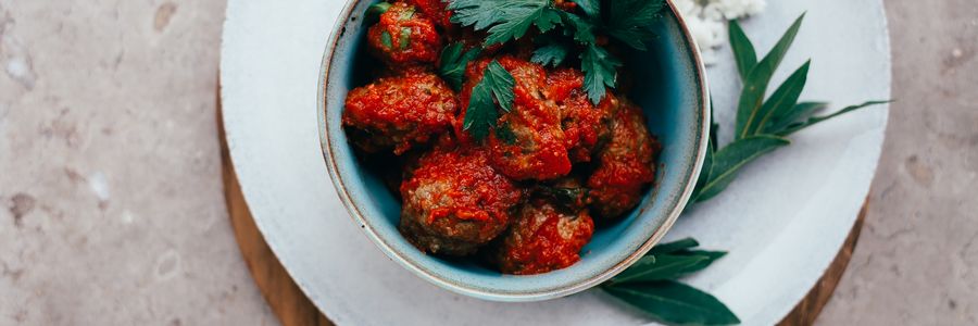 Foto de Almôndegas turcas ao molho de tomate com arroz de aletria