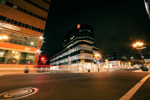 夜晚的城市交叉口，明亮的摩天大楼与发光的街道交相辉映