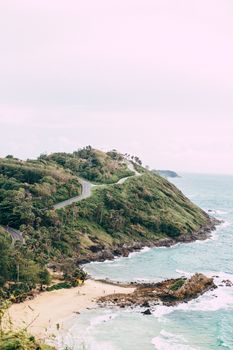从空中俯瞰，风景如画的沿海景观尽收眼底，蜿蜒的道路与海边郁郁葱葱的绿植相映成趣