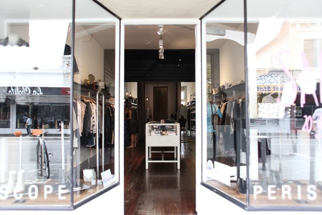 Intérieur de boutique rénovée à Paris avec agencement soigné