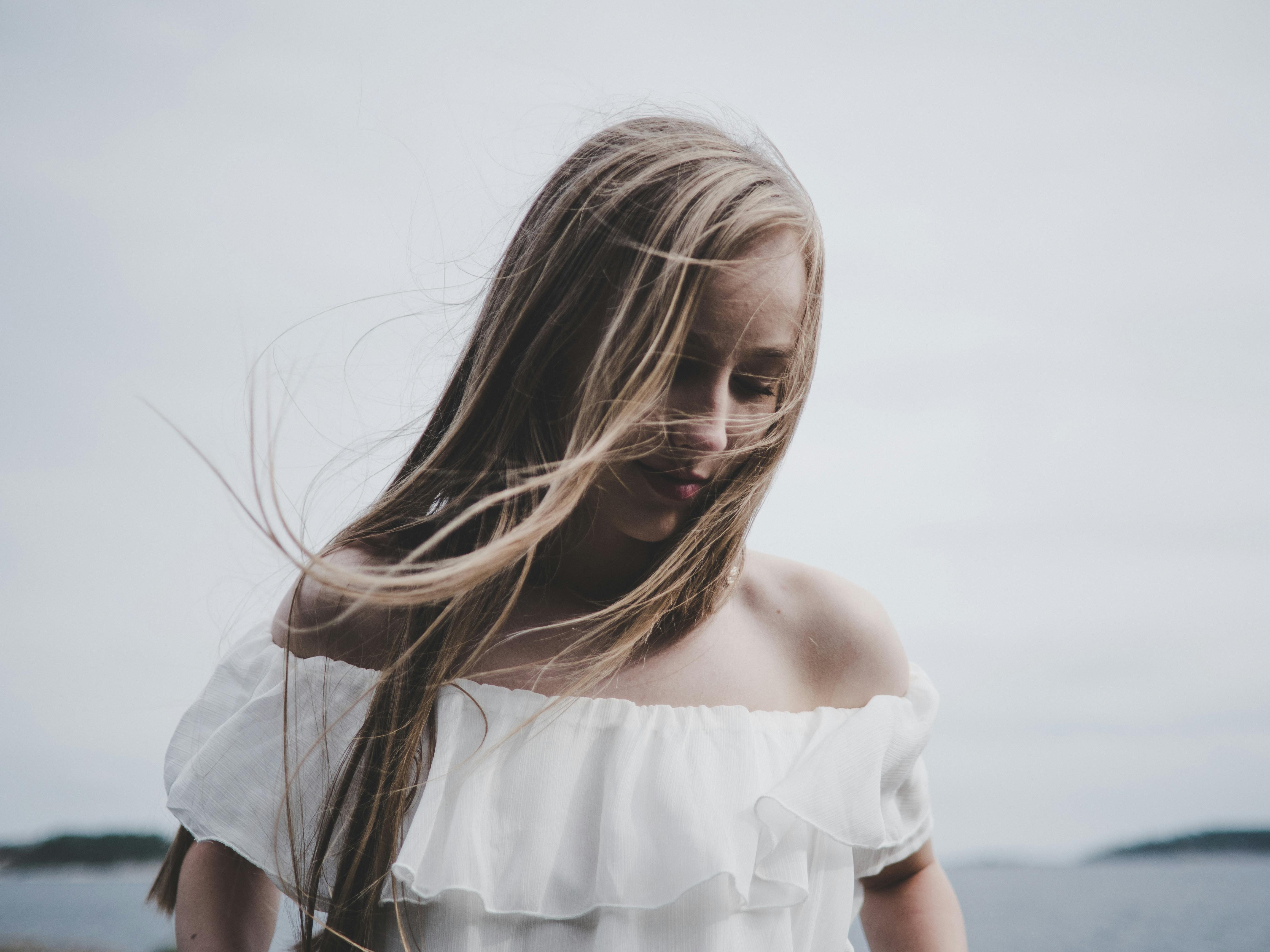 在柔和的自然光下，一位女子的户外肖像宁静祥和，唤起一种平和的心境