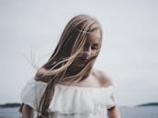 在柔和的自然光下，一位女子的户外肖像宁静祥和，唤起一种平和的心境