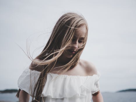 在柔和的自然光下，一位女子的户外肖像宁静祥和，唤起一种平和的心境