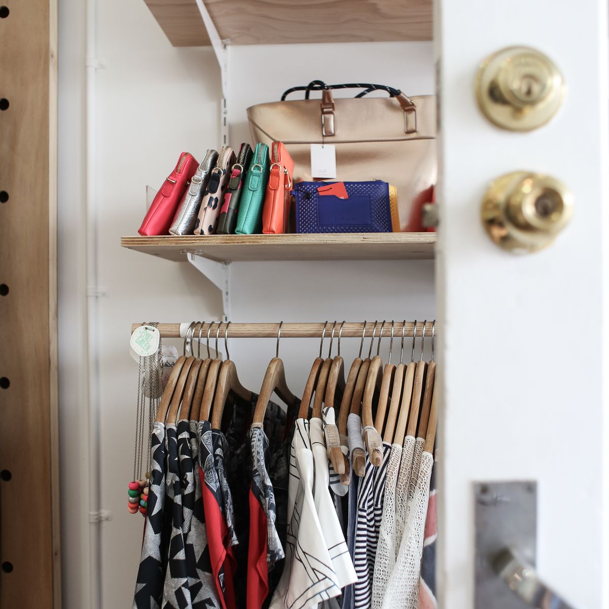 Bolsas organizadas em prateleiras de guarda-roupa