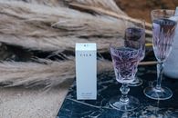 大理石桌上摆放着优雅的玻璃杯，盛着紫色饮料，非常适合生活方式和饮品图像的拍摄