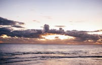 宁静的海洋场景与云层和晚霞，完美的放松主题