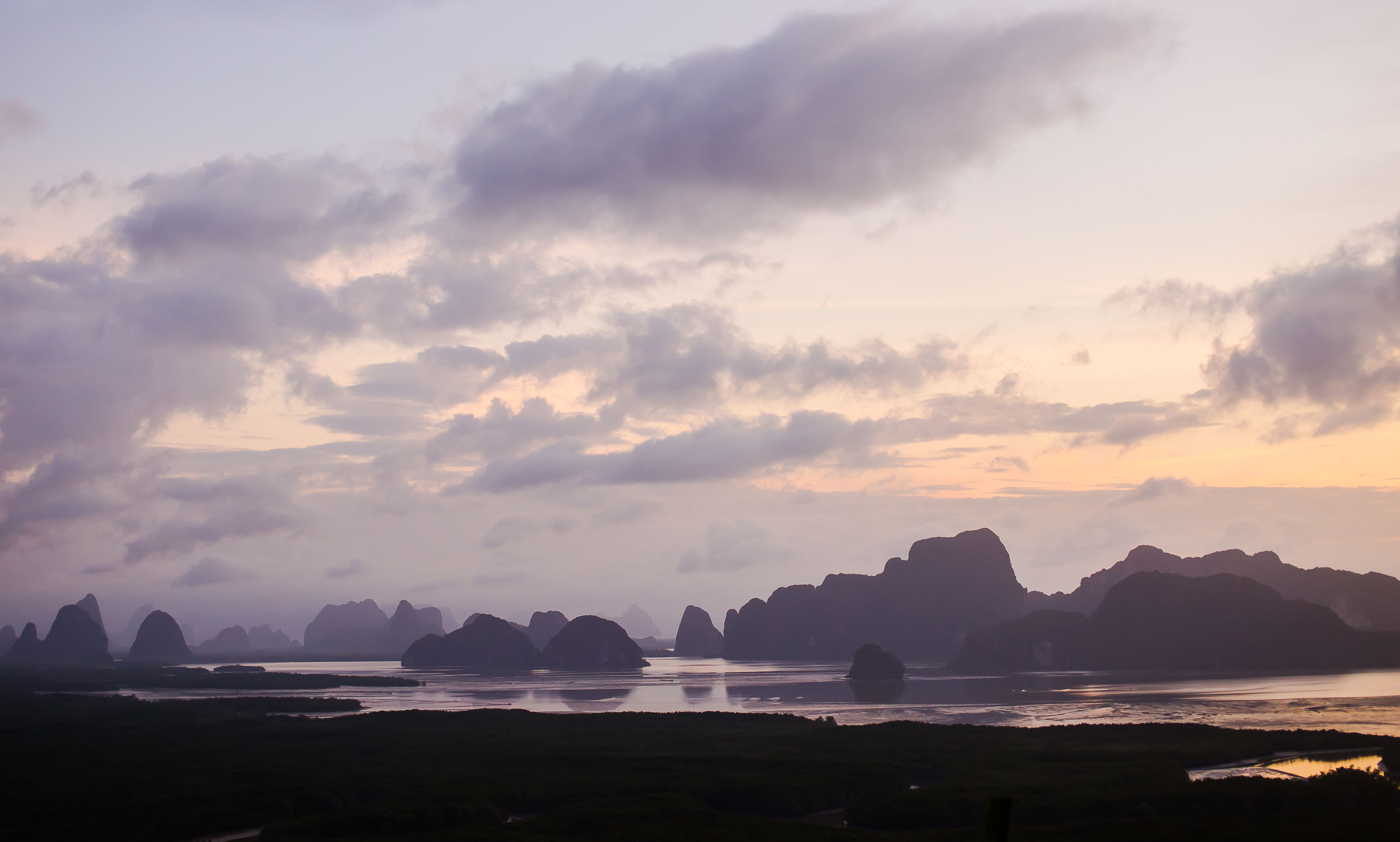 黄昏时分，海岸岩石的构造在天空的衬托下呈现出令人惊叹的景色