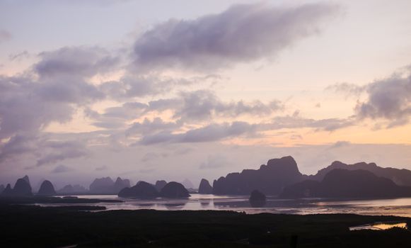 黄昏时分，海岸岩石的构造在天空的衬托下呈现出令人惊叹的景色