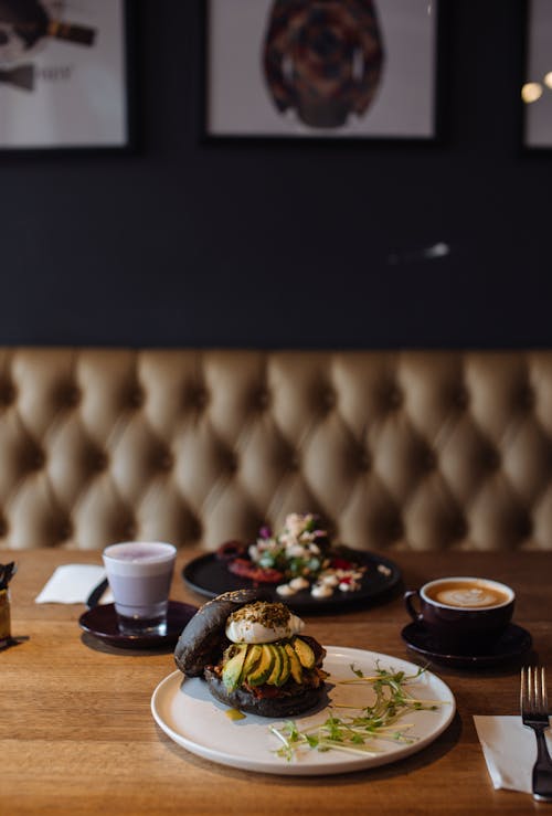 Gratis stockfoto met bolletje, borden, broodje hamburger