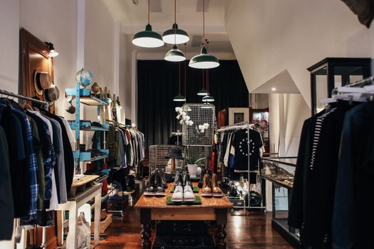 这家别致的服装精品店里，展示着时尚的衣架和配饰