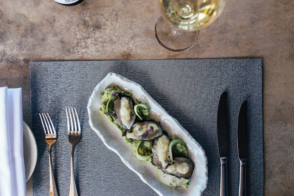 Käytännön suositukset - kuinka paljon ja miten käyttää Käytännön suositukset - kuinka paljon ja miten käyttää - Top view of a gourmet seafood platter elegantly arranged with wine a