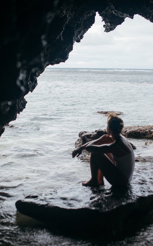 Δωρεάν στοκ φωτογραφιών με rock, γυναίκα, θάλασσα