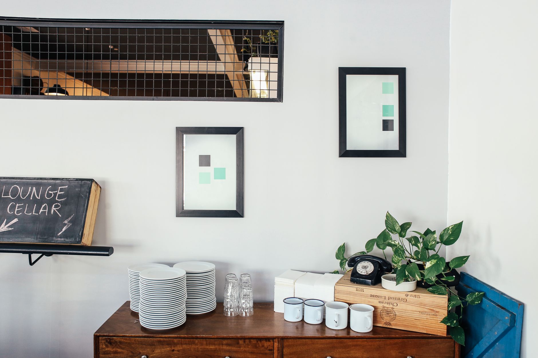갤럭시폰 저장공간 부족 해결: 내장 및 SD카드 효율적 관리 팁 5 Contemporary room with artwork, vintage phone, and minimalist decor.