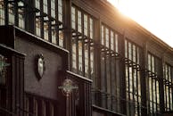 透过窗户，可以捕捉到历史性砖立面与阳光构成的戏剧性建筑细节