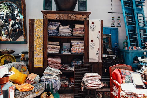 Old Fashioned Clothing Store Interior Stock Photo - Download Image Now -  Antique, Built Structure, Business - iStock