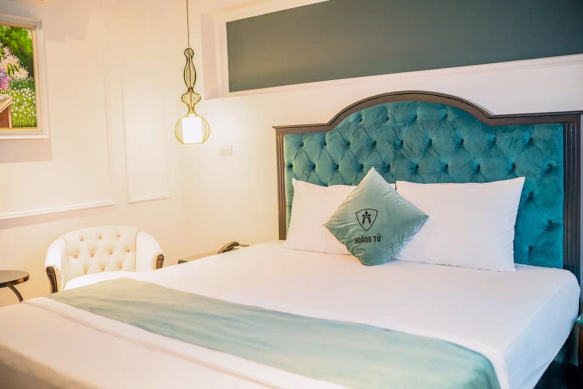 Doctor explaining colon health and digestion using anatomical chart