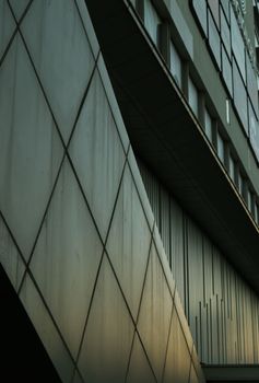 垂直拍摄建筑物立面，展现现代建筑的几何图案