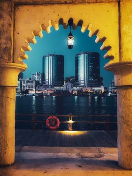 城市景观中，摩尔拱门、摩天大楼与夜间河流交相辉映