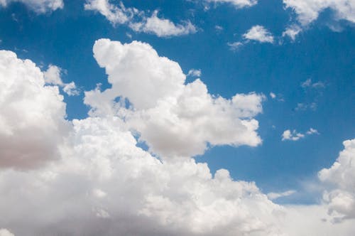 Kostenloses Stock Foto zu blauer himmel, flaumig, weiß