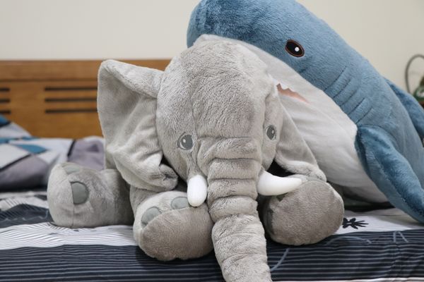 An oversized grey elephant plush toy — photo by Chung-En HU on Pexels