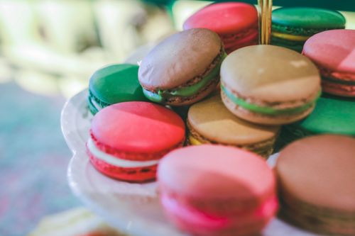 Free A vibrant display of colorful French macarons on a plate, perfect for a sweet indulgence. Stock Photo